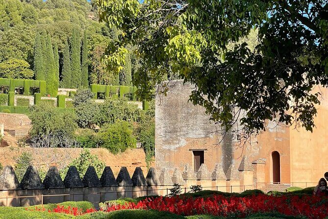 2-Hour Guided Tour of Alhambra Gardens and Alcazaba in Granada - Alcazaba fortress: where the views over Albaicín make sense