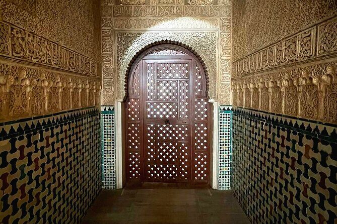 Alhambra and Nasrid Palaces Guided Tour with Tickets - Generalife gardens: a calmer pace with major photo value