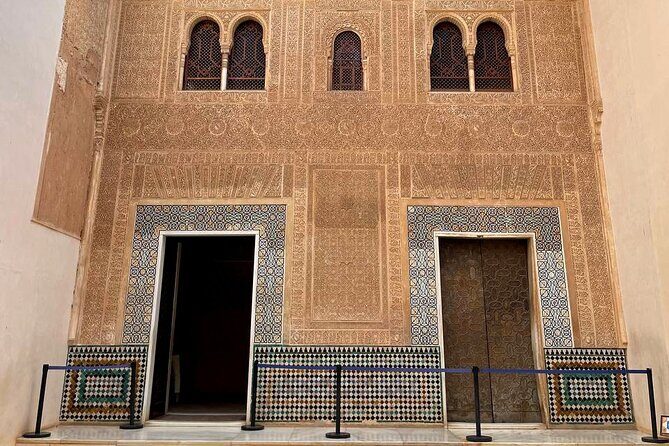 Alhambra and Nasrid Palaces Guided Tour with Tickets - How the tour pace works (and how to plan your arrival)