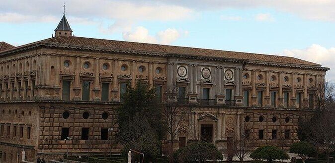 Alhambra and Nasrid Private Walking Tour with Food Tasting - Key things to know before you go