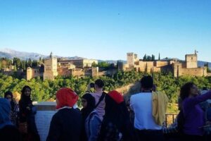 Alhambra &Charles Palace Guided Tour with Optional Nasrid Palaces - Where You Meet and How You Get Up the Hill