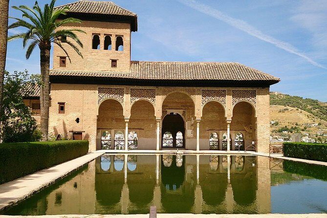 Alhambra &Charles Palace Guided Tour with Optional Nasrid Palaces - The Alhambra Surroundings Option: What It Includes (and What It Doesn’t)