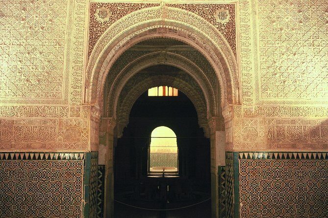 Alhambra Complete: Ticket Skip-the-Line Nasrid Palace and Generalife with Guide - Nasrid Palaces: Comares and Lions, Plus Court Life You Can Feel