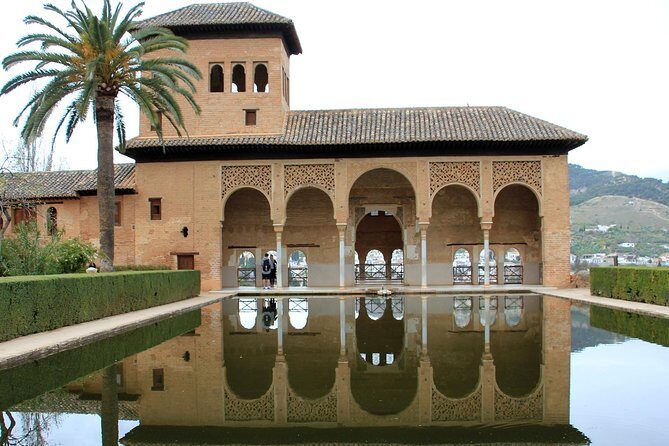 Alhambra Complete: Ticket Skip-the-Line Nasrid Palace and Generalife with Guide - Palacio El Partal: A Short Stroll Through Palace Remains