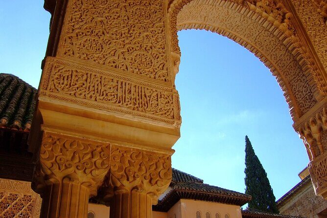 Alhambra entrance with Nazaries Palaces and audio guide without queues - Why This Alhambra Option Works Better Than Wing it