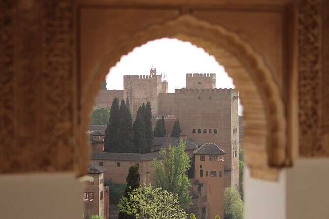 Alhambra Exclusive Tour with Tickets - Guide Ahmed and the Arabic Inscription Moment