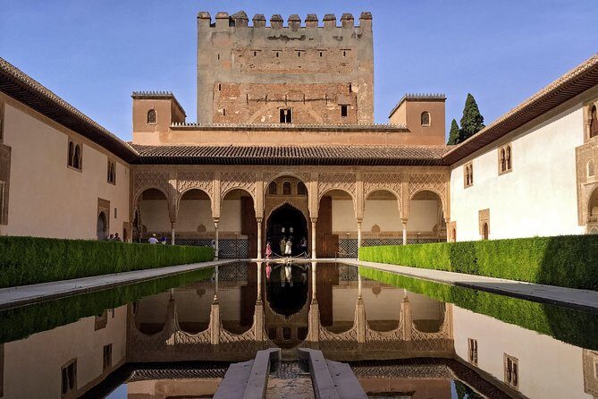 Alhambra & Generalife: Exclusive 3-Hour Private Tour with Tickets Included - Patio de los Leones: Water, Marble, and the Feeling of Movement
