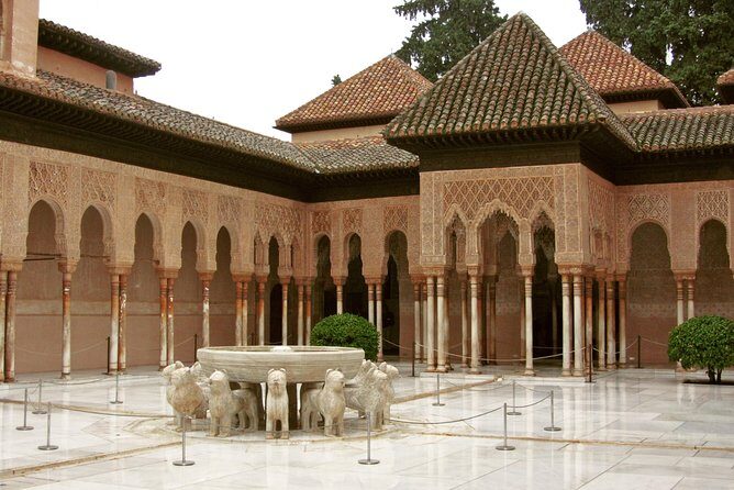 Alhambra & Generalife: Exclusive 3-Hour Private Tour with Tickets Included - Sala de las Dos Hermanas: Muqarnas and Verses on the Walls