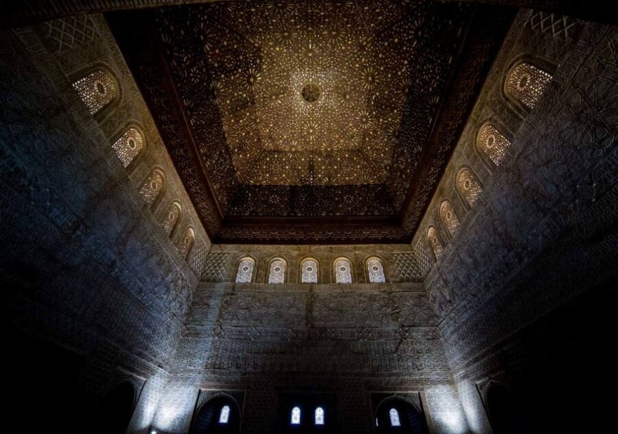 Alhambra & Generalife: Exclusive 3 hours Private Tour - El Generalife: Gardens, Water, and a Different Tempo