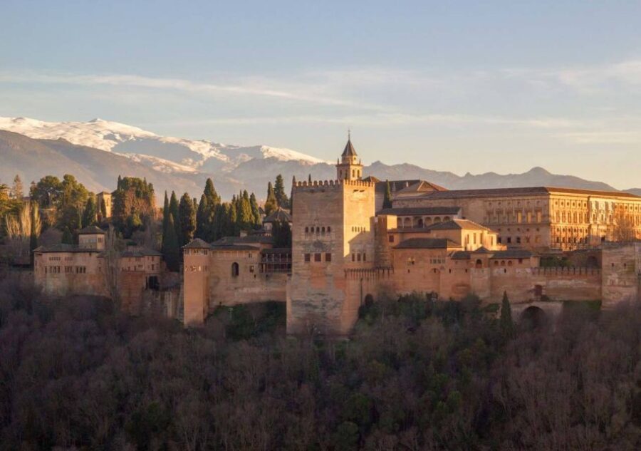 Alhambra & Generalife: Exclusive 3 hours Private Tour - Getting There: Meeting Point, What to Bring, and Site Rules