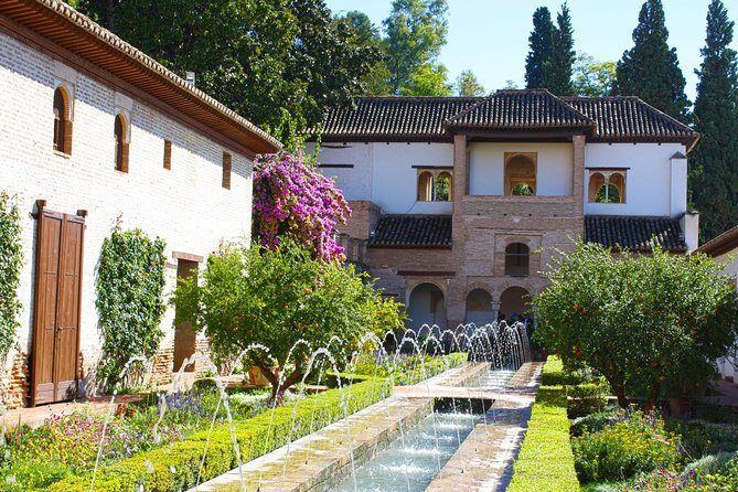 Alhambra, Generalife & Nasrid Palaces Guided Tour in Granada - Starting Point and Timing: How to Make the 12:00 pm Work