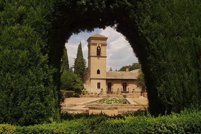Alhambra & Generalife Skip the Line Premium Tour including Nasrid Palaces - Generalife: gardens that feel like a pause button