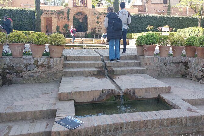 Alhambra Guided Tour, Nasrid Palaces and Generalife - Guides Who Explain, Answer, and Keep You Moving