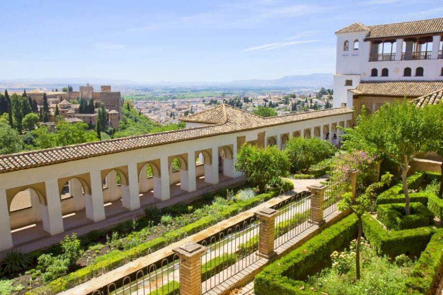 Alhambra, Nasrid Palaces and Albaicin Tour - Sacromonte as a guided finale (and how to pace your photos)