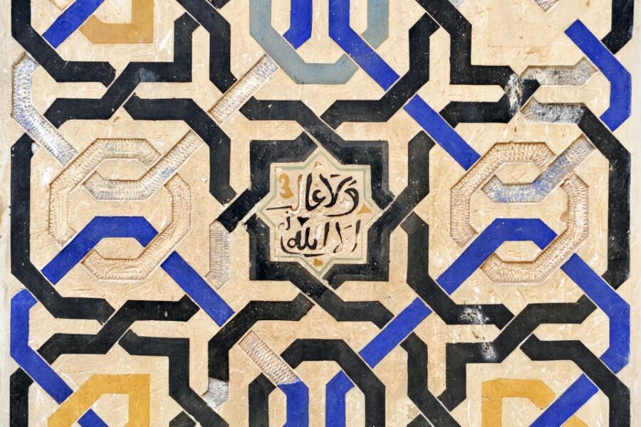 Alhambra, Nasrid Palaces and Albaicin Tour - Language and group size: listening matters in crowded places