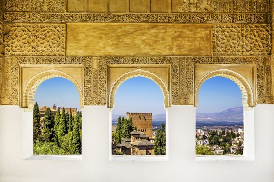 Alhambra, Nasrid Palaces, and Generalife 3-Hour Guided Tour - Nasrid Palaces and the Court of the Lions: The Main Show