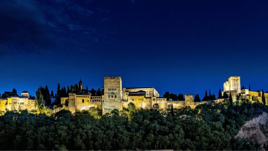 Alhambra: Nasrid Palaces Guided Night Tour without tickets - Palacio de Carlos V after dark: Renaissance geometry meets moonlit shadow