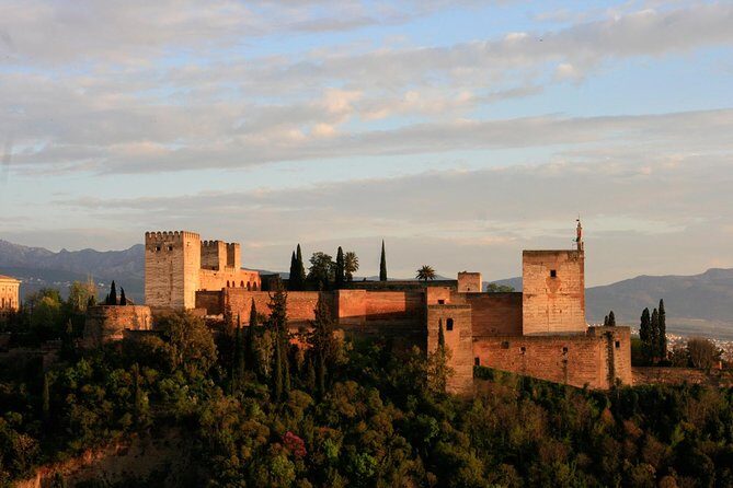 Alhambra Private Tour: Nasrid Palaces, Alcazaba and Generalife - Stop 2: Alcazaba to Understand the Fortress Mindset