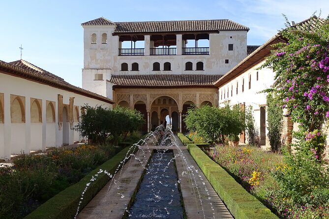 Alhambra Private Tour: Secrets of the Alhambra - Alcazaba fortress: the oldest walls and the first defenses