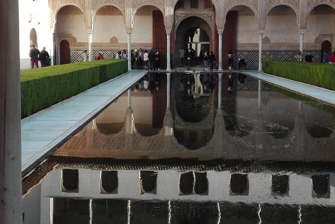 Alhambra private tour (without tickets) total/group Max 15 people - Your 2.5-hour route: palaces, water courtyards, and Generalife