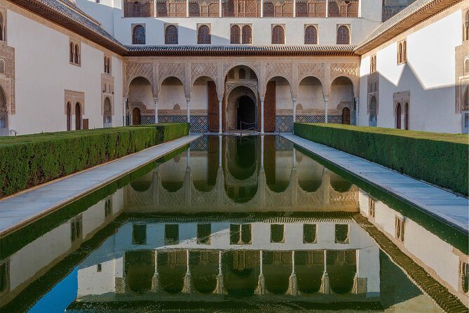 Alhambra Skip-the-line Private Tour including Nasrid Palaces - Medina and Charles V area: seeing a fortified city at close range