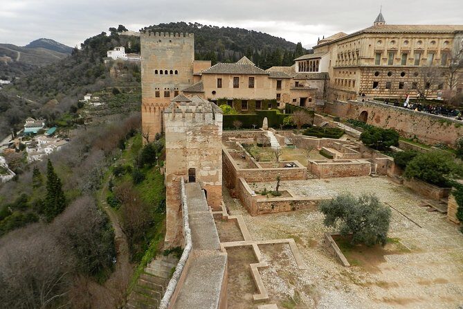 Alhambra: Skip-the-Line to Nasrid Palaces & Generalife - Nasrid Palaces: the difference a real guide makes
