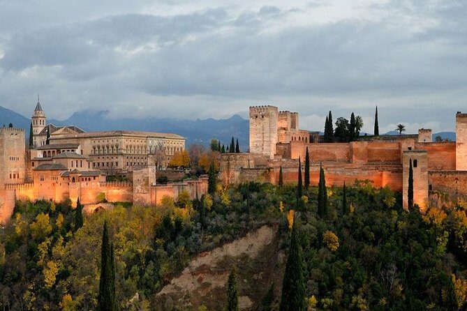 Alhambra: Skip-the-Line to Nasrid Palaces & Generalife - The meeting point and the 10-minute rule (seriously)