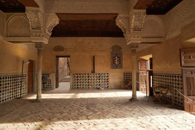 Alhambra: Small Group Tour with Local Guide & Admission - Stop 2: Nasrid Palaces—Where the Details Pay Off