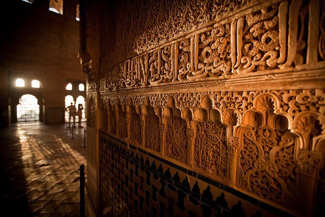Alhambra: Small Group Tour with Local Guide & Admission - Stop 3: The Palace of Charles V—A Quick Contrast