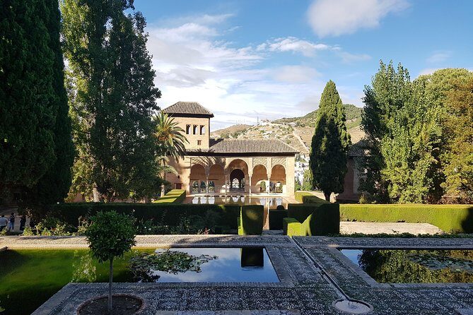 Alhambra Tour :Generalife Gardens ,Palaces and towers.Skiptheline - Key highlights before you go
