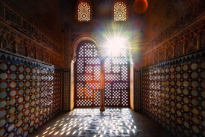 Alhambra Tour & ticket: Nasrid Palaces, Alcazaba & Generalife - Guide quality and the small-group advantage (max 16 people)