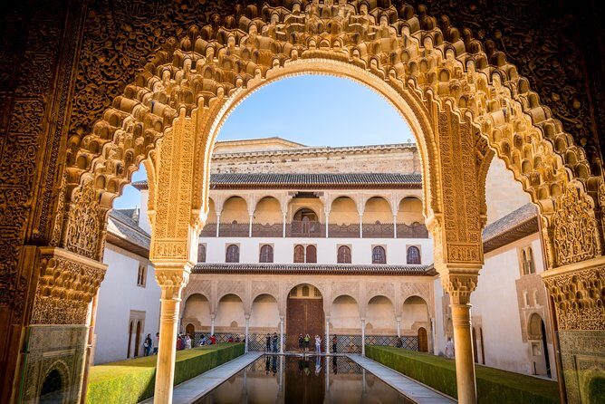 Alhambra Tour & ticket: Nasrid Palaces, Alcazaba & Generalife - What to wear and bring for a 3-hour palace-and-steps loop