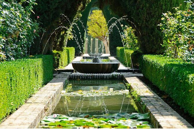 Alhambra: tour with Generalife and Alcazaba. Admission not included - What to expect when it gets busy