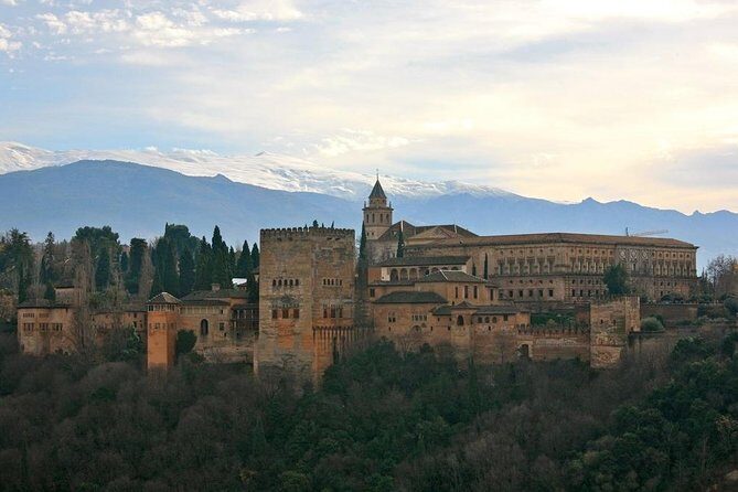 Alhambra Tour with Nasrid Palaces : Join a Group. Skip the line. - Inside the Alhambra: getting your bearings fast