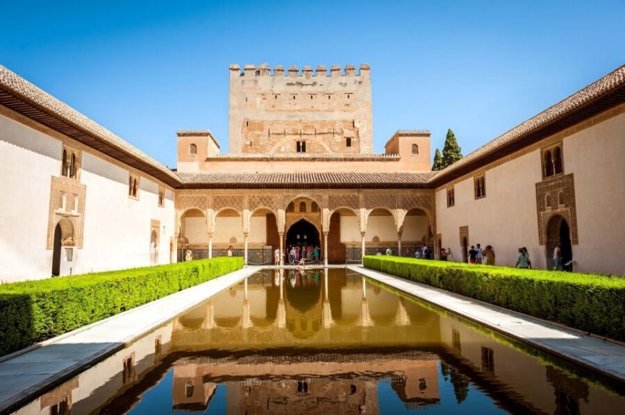 Fast-Track Alhambra & Nasrid Palaces Guided Tour - Where you meet and how to avoid the first-day stress