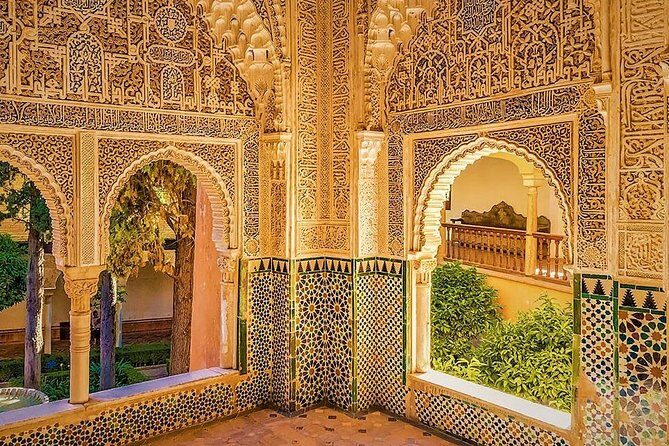 Full Alhambra tour with preferential access (SPANISH language) - Preferential access and the official guide: the value in the timing