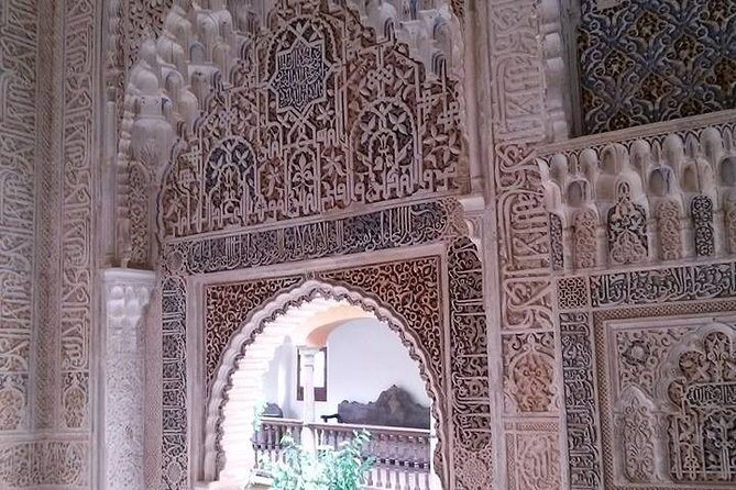 Going to Alhambra? 3 hrs Private Tour! Skip the long lines to visit the Alhambra - What you’ll see on your route: Palaces, fortress walls, a royal contrast, and gardens