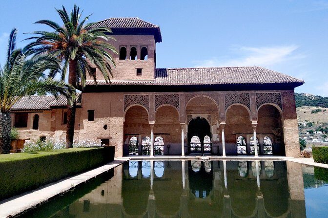 Going to Alhambra? 3 hrs Private Tour! Skip the long lines to visit the Alhambra - Crowd-management and guide style: what to look for when you walk in
