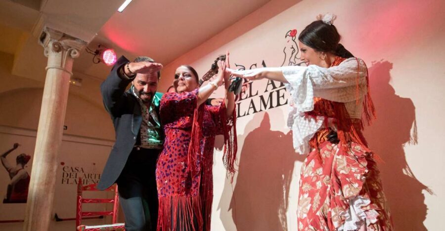 Granada: 1-Hour Traditional Flamenco Show - Inside CASA DEL ARTE FLAMENCO: an intimate room where the crowd matters