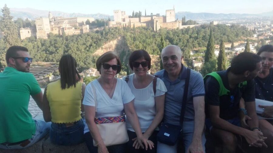 Granada: 2hour Tour of The Albaicín & Sacromonte Premium - Alhambra Views: When the City Opens Up