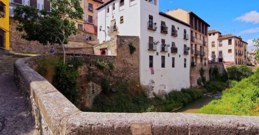 Granada: 2hour Tour of The Albaicín & Sacromonte Premium - Albaicín: Islamic Monuments and Arabian-Period Squares
