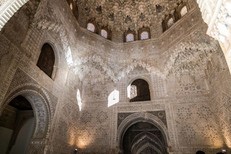 Granada: 3-Hour Alhambra and Generalife Gardens Guided Tour - Generalife Gardens: your payoff after the palace rooms
