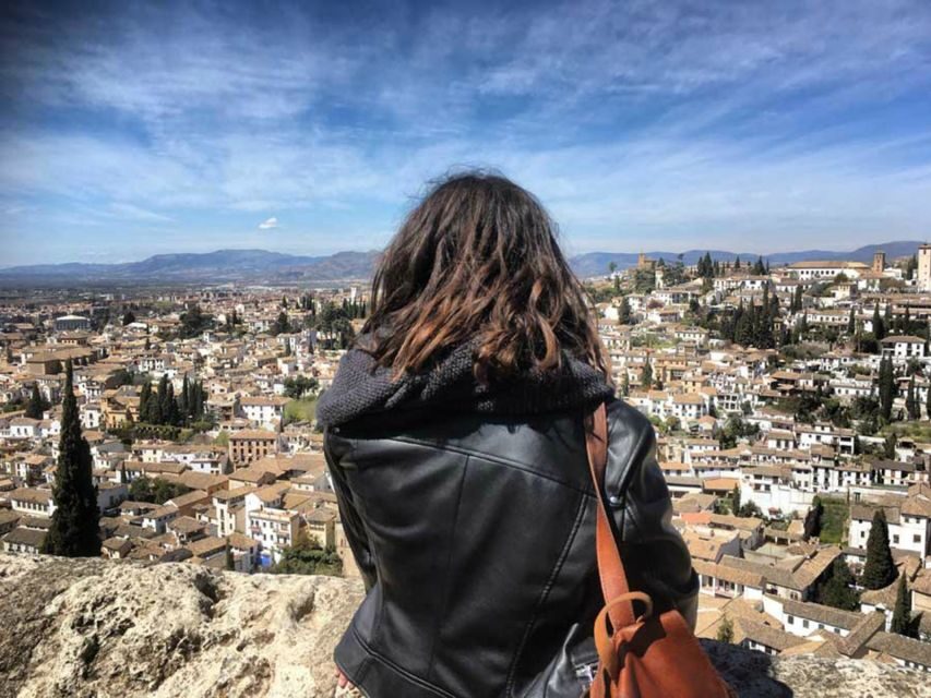 Granada Albaicín: 2.5-Hour Tapas & Drinks Walking Tour - Albaicín at Night: What a 2.5-Hour Tapas Walk Feels Like