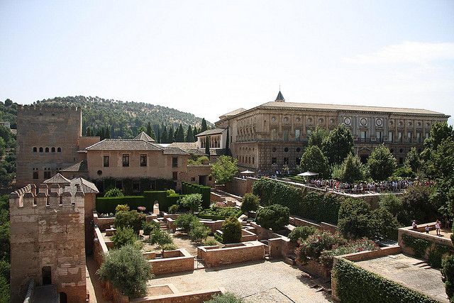 Granada Albaicín: 2.5-Hour Tapas & Drinks Walking Tour - Group Size, Guide Presence, and How to Make It Work for You