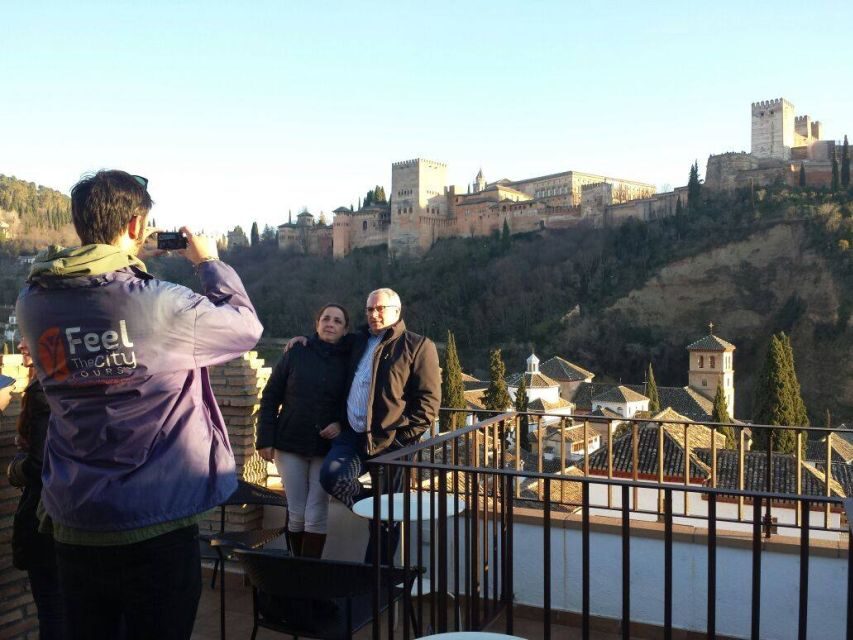Granada: Albaicín and Sacromonte 2.5-Hour Walking Tour - Albaicín Streets: From Old Fortifications to Moorish Design