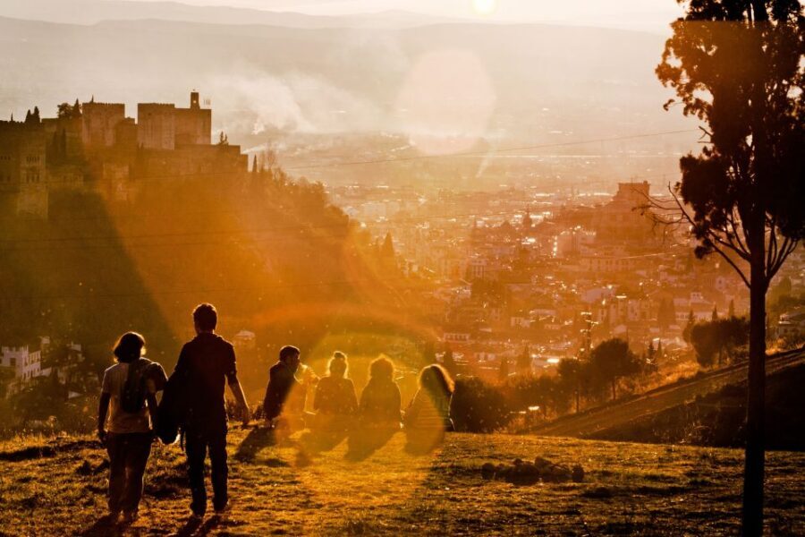 Granada: Albaicín and Sacromonte Guided Sunset Walking Tour - Key things that make this Granada sunset tour worth it