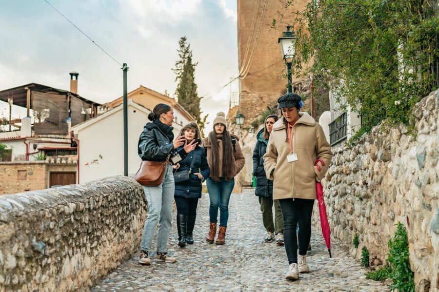 Granada: Albaicín and Sacromonte Guided Sunset Walking Tour - Entering Albaicín from Plaza Nueva: the easy start to a steep evening