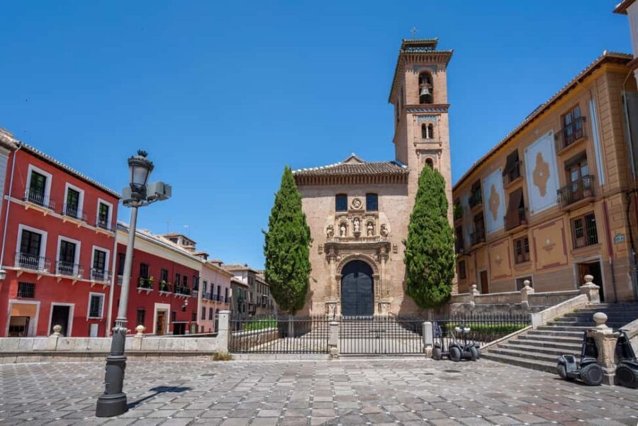 Granada: Albaicín and Sacromonte Guided Walking Tour - Sacromonte: caves, community history, and a different Granada pace
