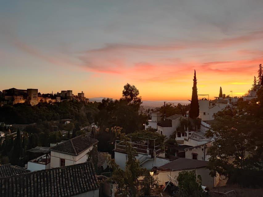 Granada: Albaicín and Sacromonte Sunset Tour & Flamenco Show - Meet at Palacio de la Real Chancillería: getting your bearings fast