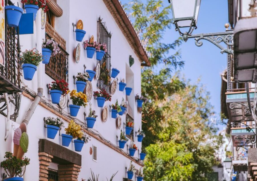 Granada: Albaicín and Sacromonte Walking Tour - Carrera del Darro: closing the loop near the river